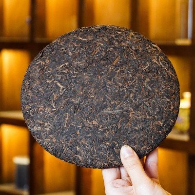 陈年冰岛贡茶357g昆明干仓茶普洱熟茶金芽贡饼云南七子饼大叶种古图3