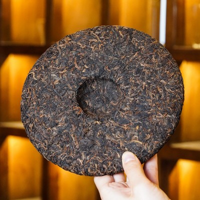 陈年冰岛贡茶357g昆明干仓茶普洱熟茶金芽贡饼云南七子饼大叶种古图2