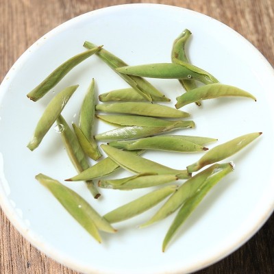 2018年白毫银针茶饼福建白茶收藏批发小饼100克高山茶叶图4