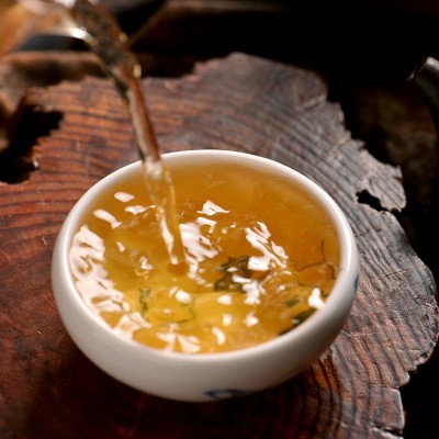 1000克易武纯料生茶饼云南普洱茶生饼 量大从优图3