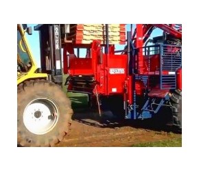 先进的农业机械设备草坪打捆机，草坪打捆码垛一气呵成！