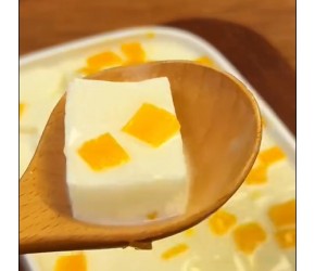 只要一个芒果就可以做出非常好吃的甜品， 有了这个小孩子都不吃冰淇淋了